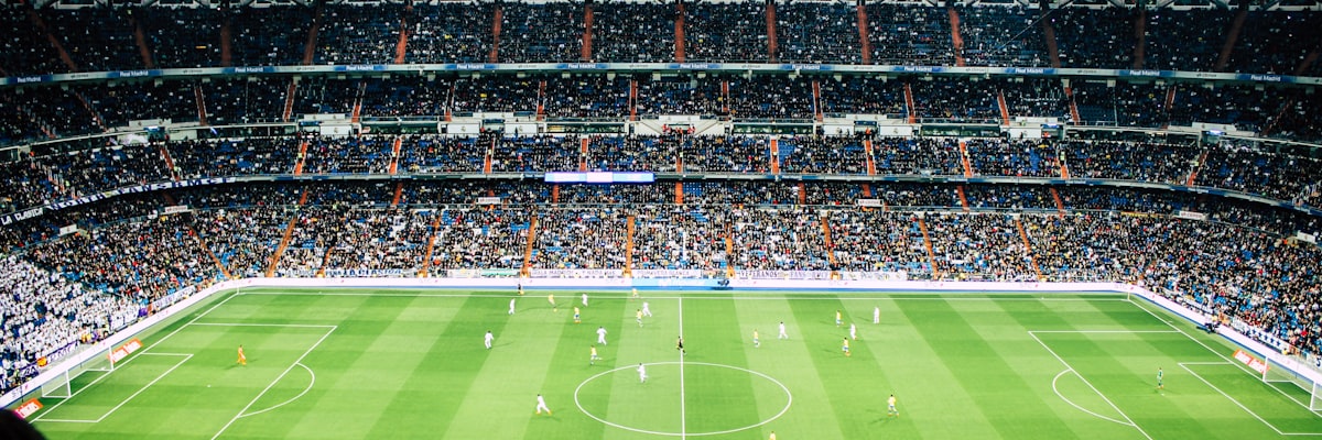 现代足球战术演变趋势图 - 展示阵型从传统到现代的演变过程